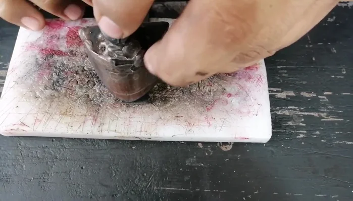 Perforaciones e incisiones para unir los extremos de la empuñadura.