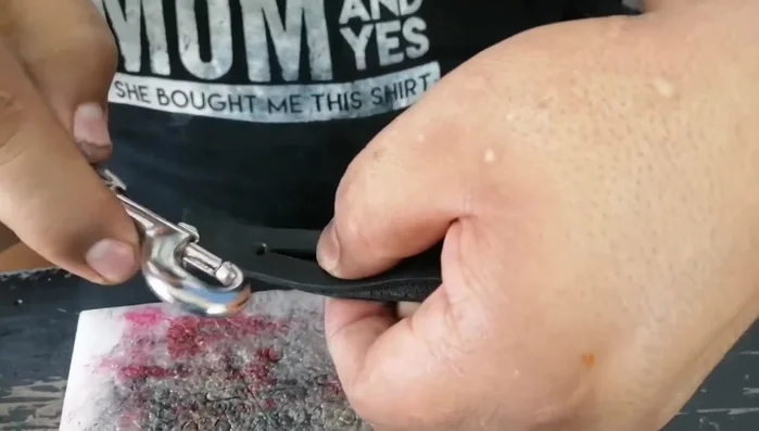 Trenzado final de la empuñadura y colocación del remache.