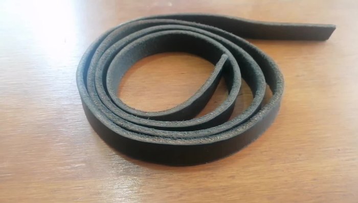 Aplicación del pigmento negro mate con esponja.