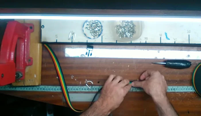 Colocar el primer remache para unir la hebilla y el doblez de la cinta.