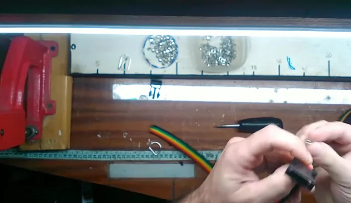 Colocar el primer remache para unir la hebilla y el doblez de la cinta.