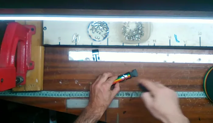 Agregar la medialuna, dejando medio centímetro de espacio entre la hebilla y la medialuna. Fijar con remaches.