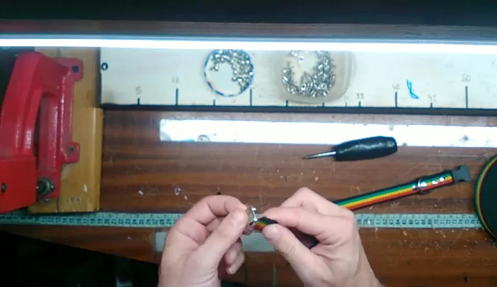 Colocar el último remache para asegurar el regulador y la cinta.