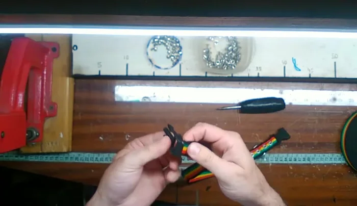 Colocar el último remache para asegurar el regulador y la cinta.