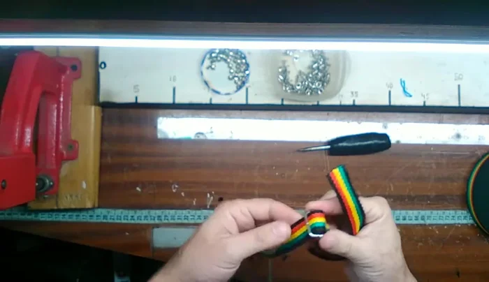 Colocar el último remache para asegurar el regulador y la cinta.