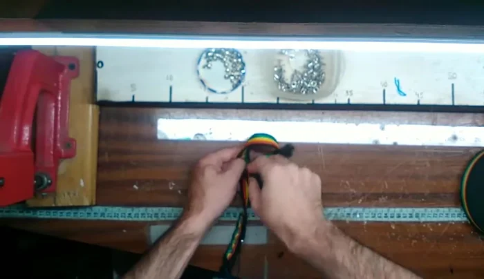 Colocar el último remache para asegurar el regulador y la cinta.