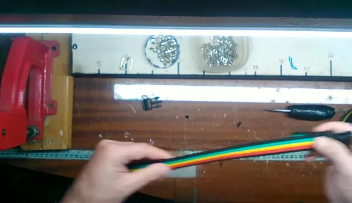 Hacer un doblez de aproximadamente 7 cm en un extremo de la cinta, cerca de la hebilla plástica.