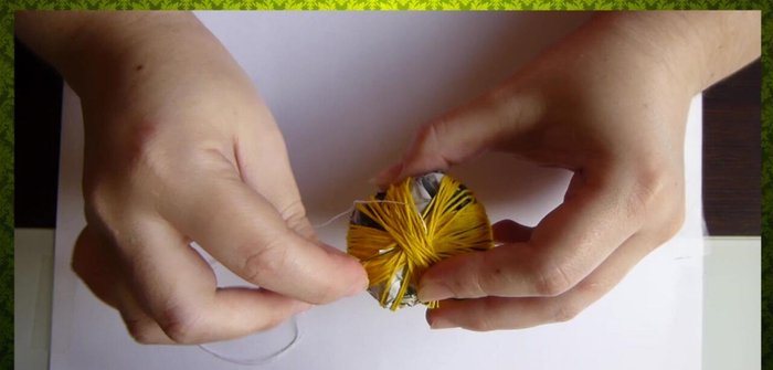 Repetir el proceso con diferentes colores de lana hasta cubrir completamente el papel.