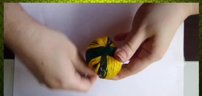 Repetir el proceso con diferentes colores de lana hasta cubrir completamente el papel.