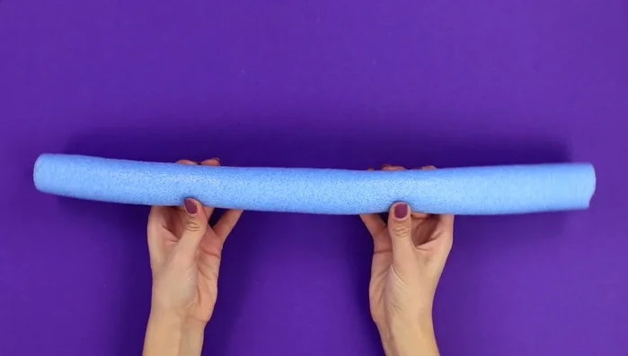 Crea un juguete interactivo con tubos de cartón, círculos de cartón y botellas vacías.