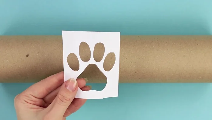 Crea un juguete interactivo con tubos de cartón, círculos de cartón y botellas vacías.