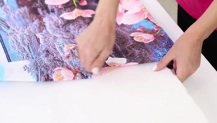 Construye una cama para perro para el coche con una funda de almohada, espuma de goma y cuerdas.