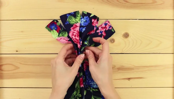 Haz un juguete duradero con una pelota de tenis y una trenza de tela.