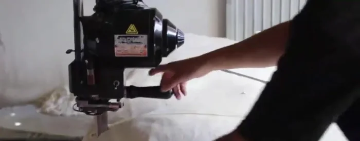 Corte de tiras y cuadros: Se utilizan máquinas industriales para cortar tiras de carnaza y luego en pequeños cuadros que servirán como relleno.