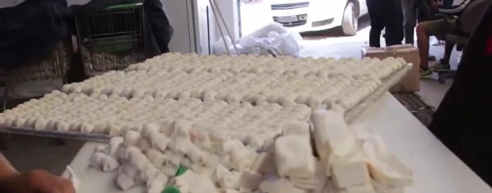 Ensamblaje manual: Se realiza el armado de los huesos de carnaza manualmente, colocando el relleno dentro de una tira y enrollándola.