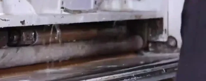 Blanqueado y suavizado: Se agrega sustancias químicas en un tambor industrial para blanquear y suavizar la carnaza, facilitando su manipulación.