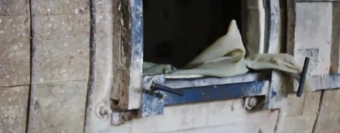 Blanqueado y suavizado: Se agrega sustancias químicas en un tambor industrial para blanquear y suavizar la carnaza, facilitando su manipulación.