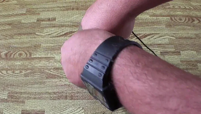 Hacer el agujero en la tapa: Calienta un desarmador y haz un agujero en el centro de la tapa. Pasa el cordón a través del agujero y corta el exceso.