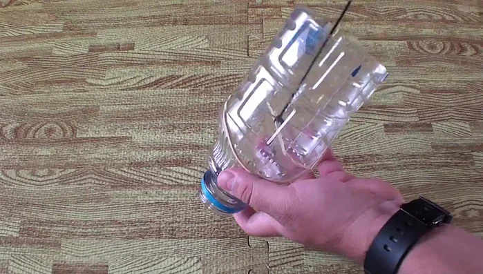 Hacer el agujero en la tapa: Calienta un desarmador y haz un agujero en el centro de la tapa. Pasa el cordón a través del agujero y corta el exceso.