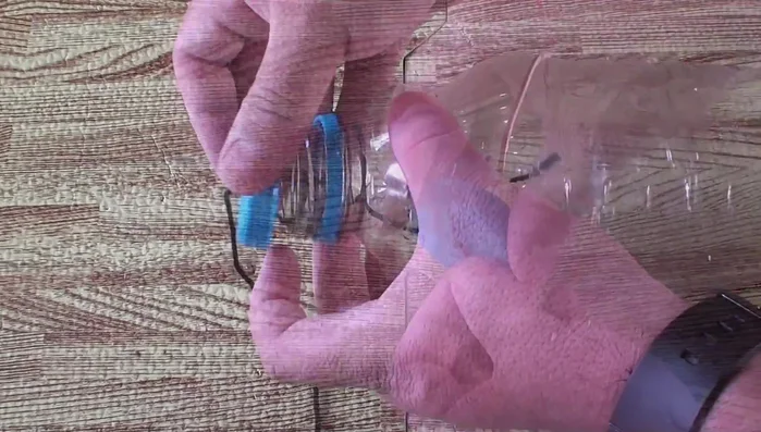 Hacer el agujero en la tapa: Calienta un desarmador y haz un agujero en el centro de la tapa. Pasa el cordón a través del agujero y corta el exceso.