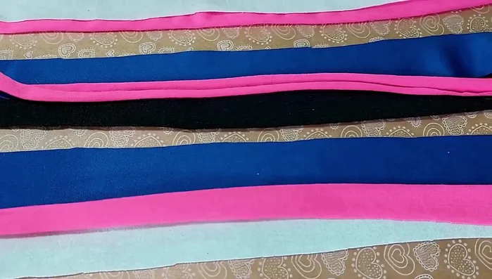 Cortar el excedente: Corta el exceso de tela de cada trenza para emparejar las puntas.