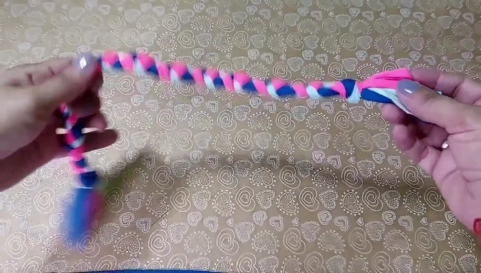 Cortar el excedente: Corta el exceso de tela de cada trenza para emparejar las puntas.