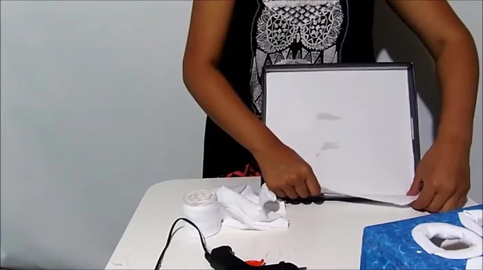 Añade detalles decorativos con tela en los bordes de la caja, pegándola por dentro o por fuera.