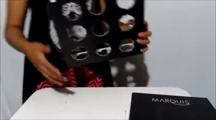 Recorta cuidadosamente los círculos de la caja con un cuchillo o cortacartón. (Recomendación: usar cortacartón para mayor precisión).