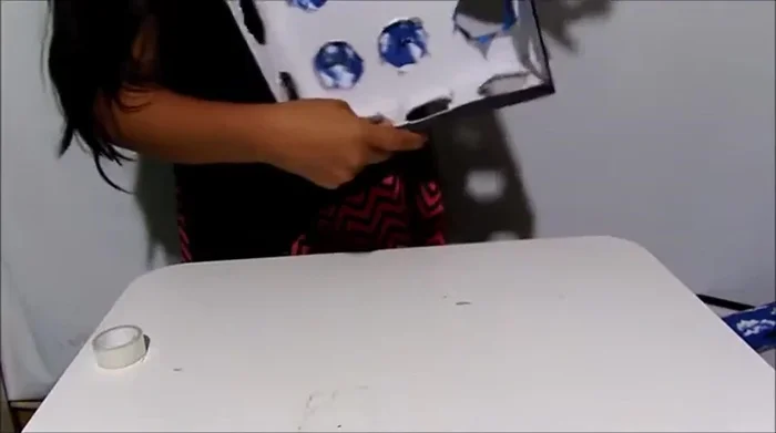 Haz cortes en forma de orejitas en la parte superior de la caja y dóblalas hacia adentro, pegándolas con cinta para un acabado limpio.