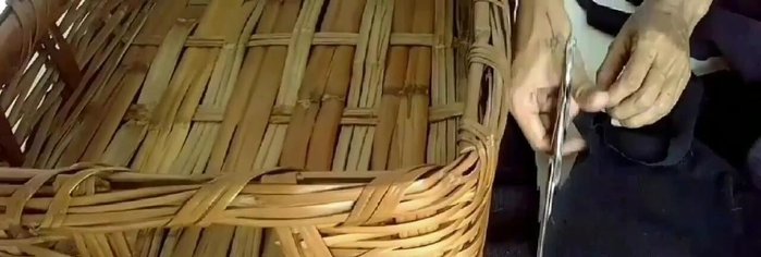 Coser o pegar los lados: Se cosen o pegan los lados para formar el cuerpo del canasto. Si se cose, se debe dejar una abertura para rellenar.