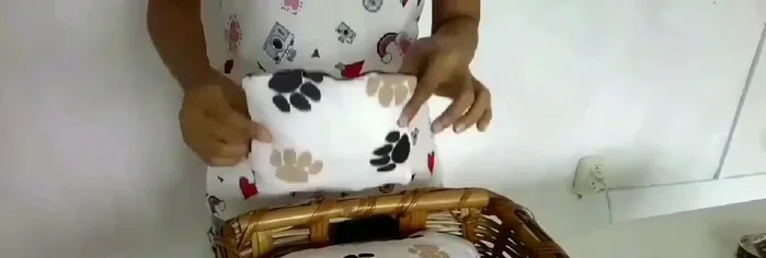 Crear cojines decorativos: Se cortan piezas de tela de 15x15 cm (o al gusto) y se cosen o pegan para formar cojines pequeños. Se rellenan y se cosen/pegan completamente.