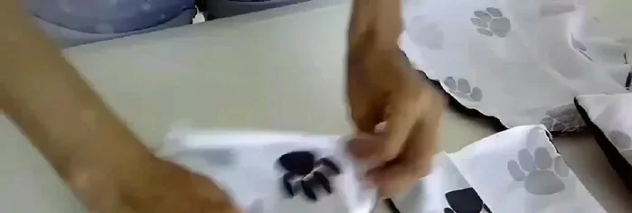 Acomodar los cojines en el canasto: Se colocan los cojines decorativos dentro del canasto, rellenando el espacio disponible.