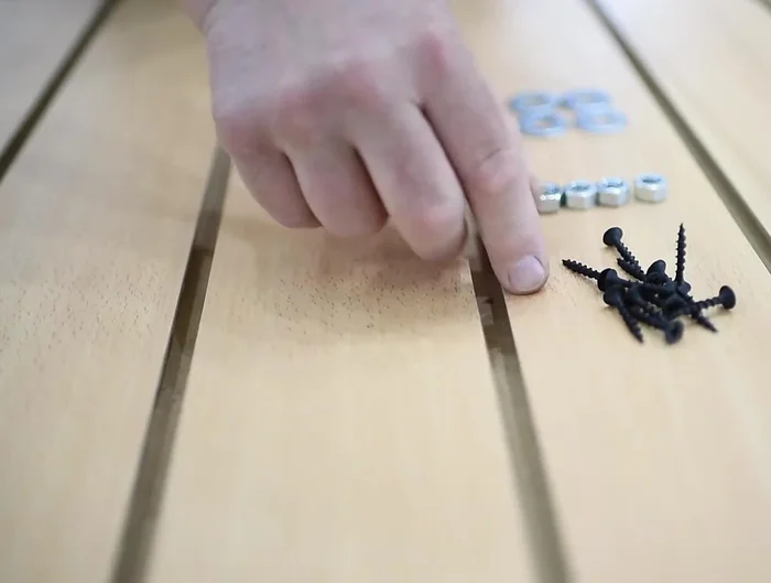 Añadir las ruedas a la estructura del carrito. Asegurar que las ruedas sean del tamaño y tipo apropiado para la movilidad del perrito.