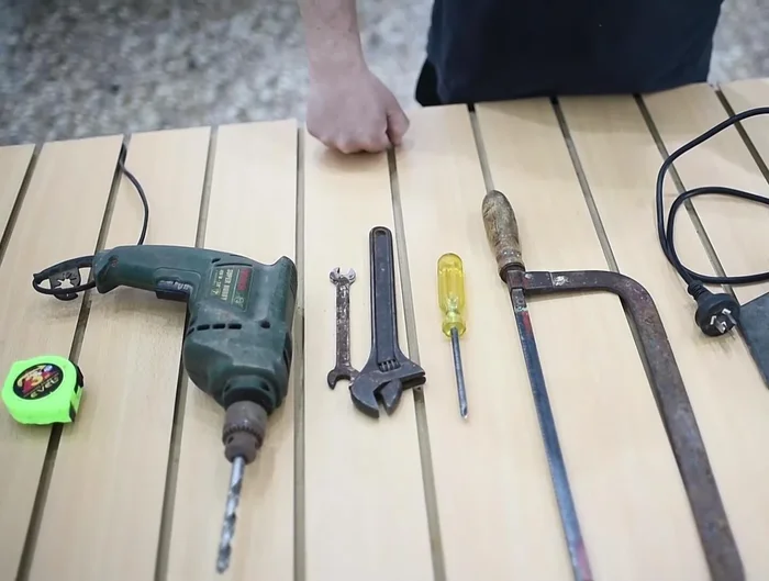Cortar los tubos de PVC según las medidas calculadas. Usar una sierra para cortar los caños a la medida.