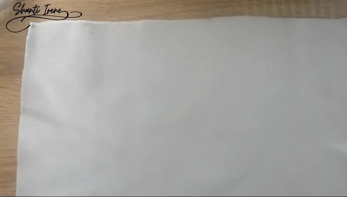 Forrar la base de cartón con tela: Cubrir el círculo de cartón con tela (fieltro) o lana tejida.