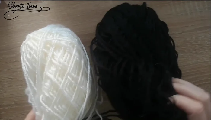 Insertar pieza de soporte interior: Colocar una pieza de cartón recta en el interior del cuerpo para dar soporte a la cabeza.