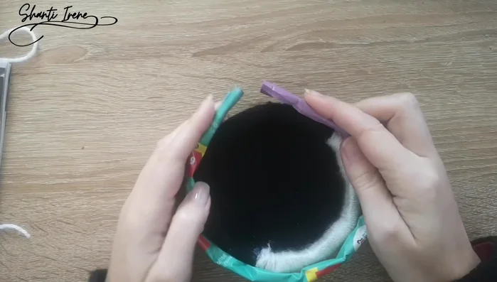 Insertar pieza de soporte interior: Colocar una pieza de cartón recta en el interior del cuerpo para dar soporte a la cabeza.