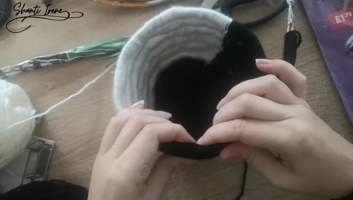 Insertar pieza de soporte interior: Colocar una pieza de cartón recta en el interior del cuerpo para dar soporte a la cabeza.