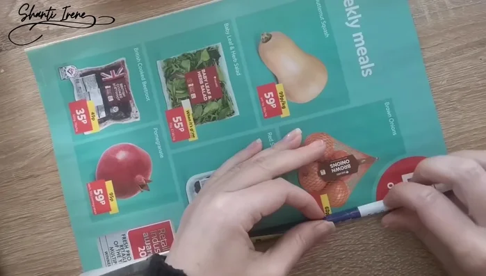 Forrar la base de cartón con tela: Cubrir el círculo de cartón con tela (fieltro) o lana tejida.