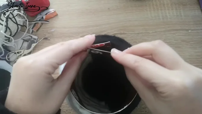 Insertar pieza de soporte interior: Colocar una pieza de cartón recta en el interior del cuerpo para dar soporte a la cabeza.