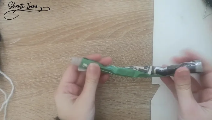 Crear la cola: Hacer un canuto de papel ancho y hueco, introducir un cable en su interior, forrarlo con lana negra, y pegarlo en el cuerpo.