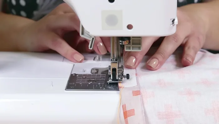 Coser el velcro a cada pieza de tela.