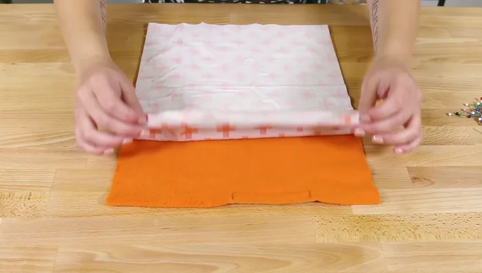 Coser alrededor del borde, usando un margen de costura de 1/8 de pulgada en el lado del velcro y 1/4 de pulgada en los otros tres lados. Dejar la abertura sin coser.