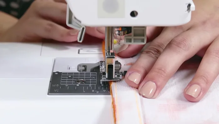 Coser alrededor del borde, usando un margen de costura de 1/8 de pulgada en el lado del velcro y 1/4 de pulgada en los otros tres lados. Dejar la abertura sin coser.