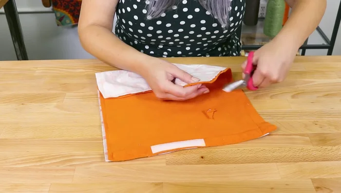 Agregar hierba gatera (opcional) a la manta y cerrar la abertura.