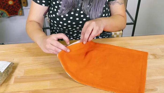 Agregar hierba gatera (opcional) a la manta y cerrar la abertura.