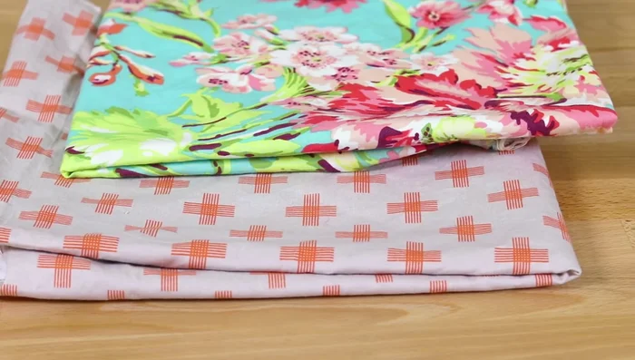 Cortar un trozo de 12.5 x 17 pulgadas de cada tela (vellón y algodón).