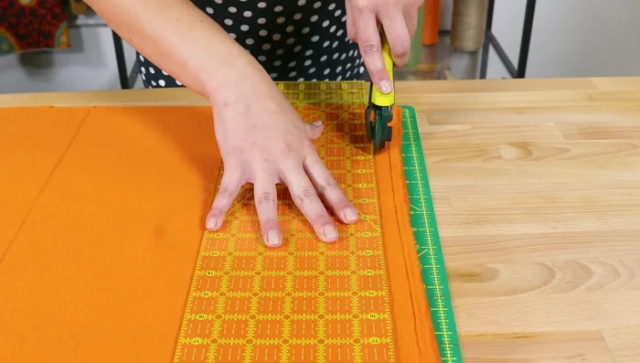 Cortar un trozo de 12.5 x 17 pulgadas de cada tela (vellón y algodón).