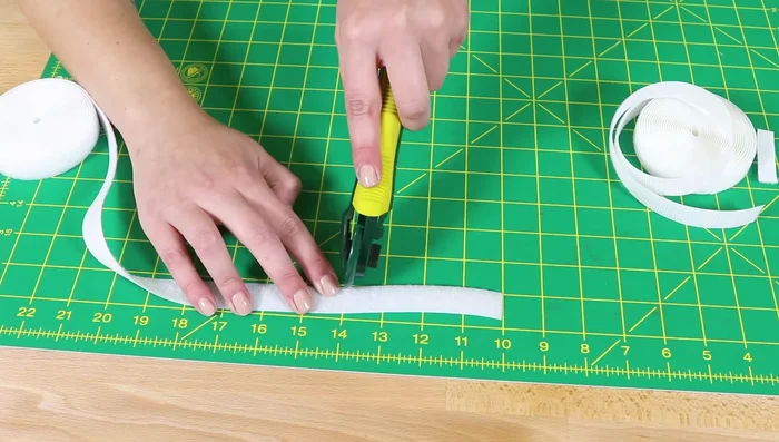 Coser el velcro a cada pieza de tela.