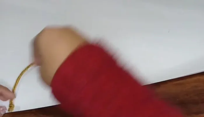 Unir las dos medidas de mecate en la cartulina y marcar la mitad de cada una.